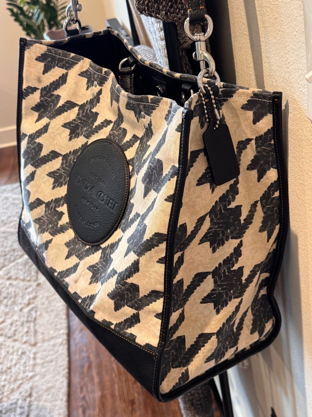 Coach CJ624 Dempsey Tote 40 With Houndstooth Print And Patch in Cream/Black - Picture 5 of 16